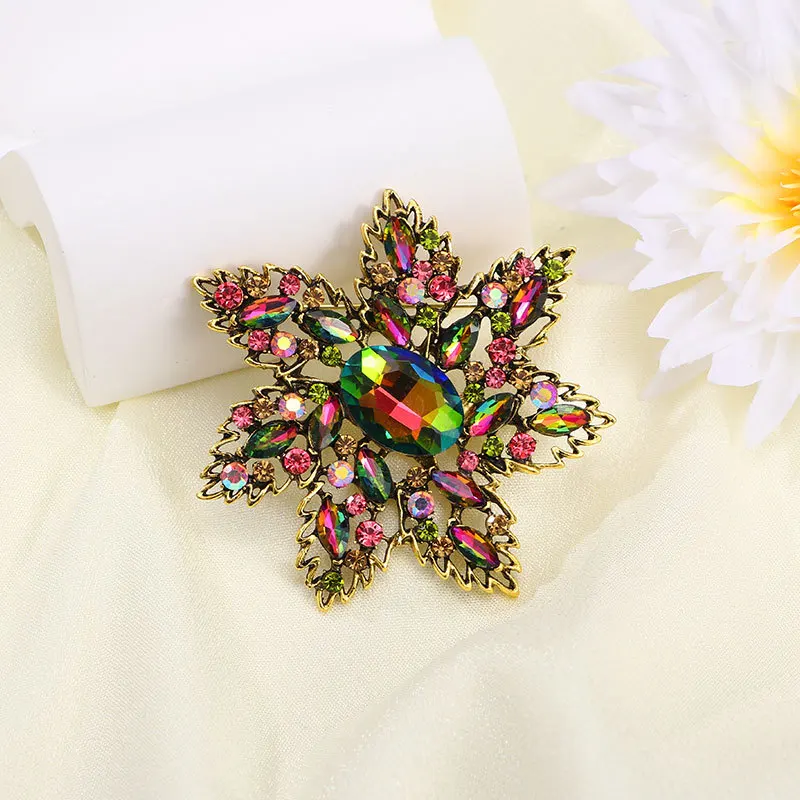 Broche de flor de planta con incrustaciones de diamantes de colores de moda transfronteriza con una sensación de gama alta y Flor de pecho de cristal de gama alta