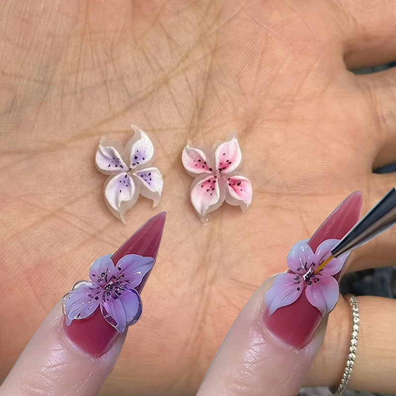 Paarse handgemaakte acryl bloem nail art charmes vlinderbloemblaadje met parelsteentjes kristal gesneden DIY manicure