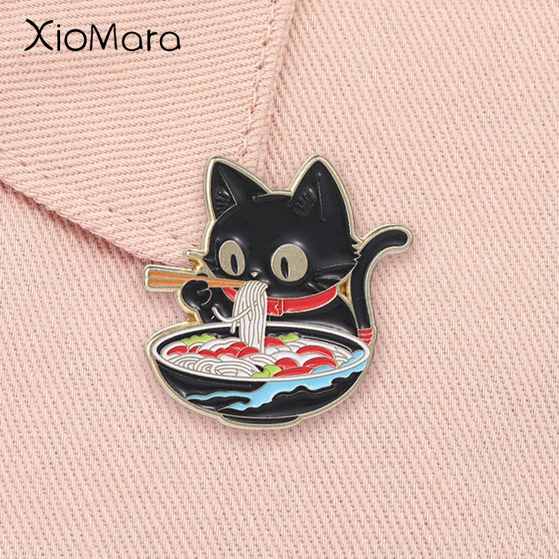 Pin Esmaltado de Gato Negro Adorable Comiendo Ramen, con Cuenco de Fideos Japonés y Palillos, Broche de Comida de Dibujos Animados, Insignia de Solapa, Joyería de Moda, Regalo