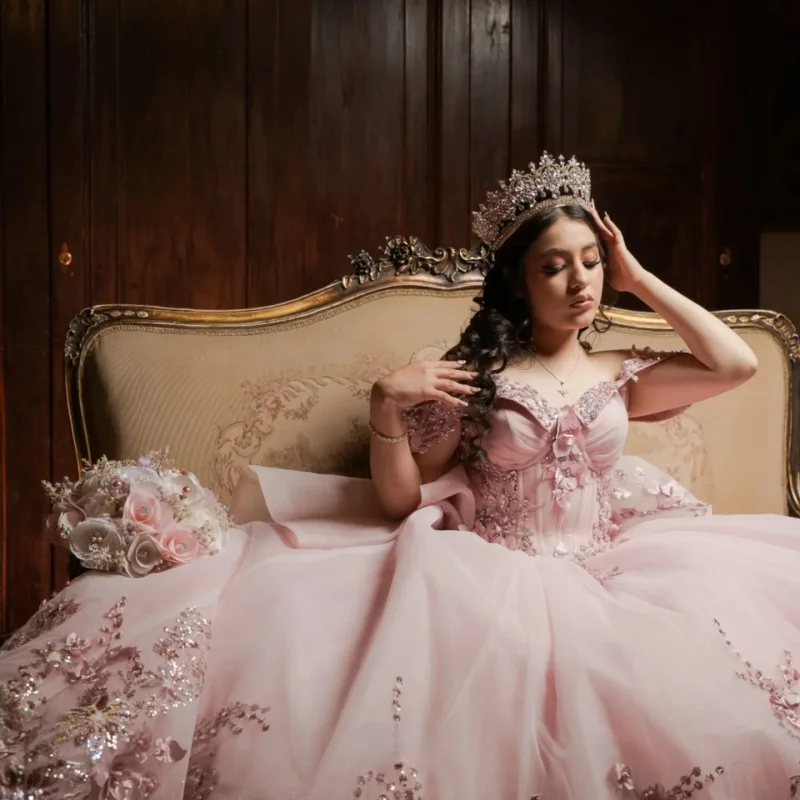 Różowa suknia Quinceañera z odkrytymi ramionami, brokatowa, z kryształkami, aplikacją 3D kwiatów, długim trenem, kokardą, Vestidos De 15 Quinceañera ﻿ Dostosuj
