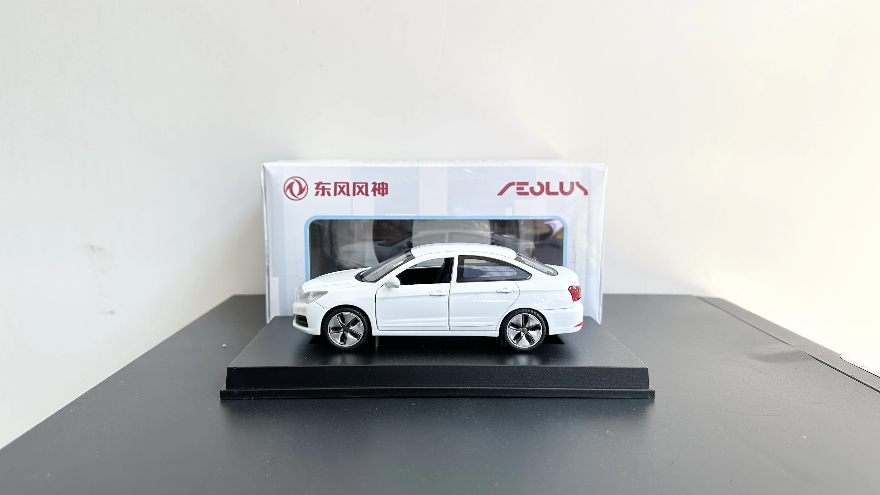 Dongfeng Fengshen E70 1:32 legering simulatiemodel automodel, terugtrekbare 2-deurs, collectie ornament