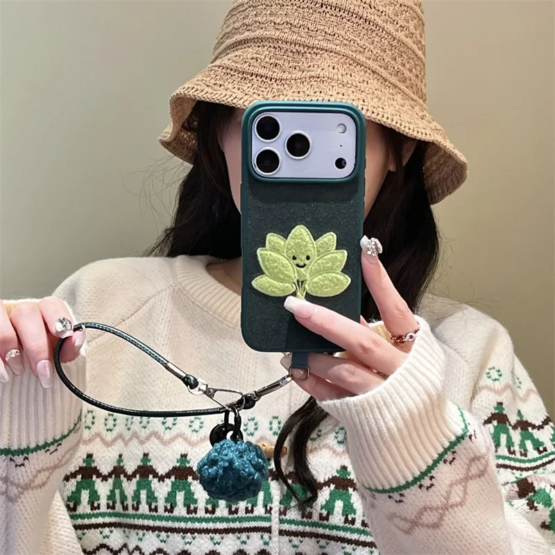 Funda para Teléfono con Hoja de Yuzu Bordada en Verde para Otoño e Invierno, Compatible con iPhone 13 14 15 16 17 Pro Max, con Brazalete de Peluche y Campana