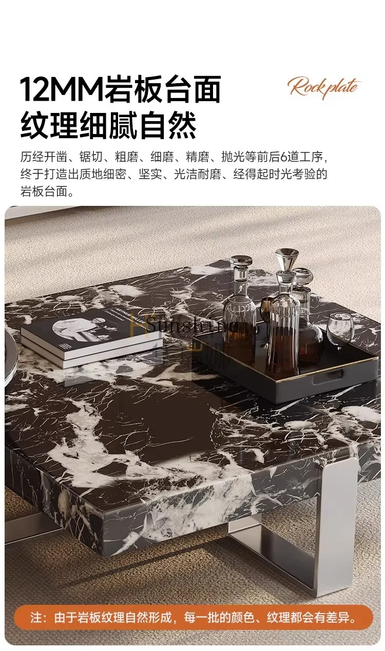 غرفة معيشة إيطالية بسيطة، بولغاري، بلاطة صخرية سوداء، طاولة قهوة مربعة، مجموعة منزلية صغيرة