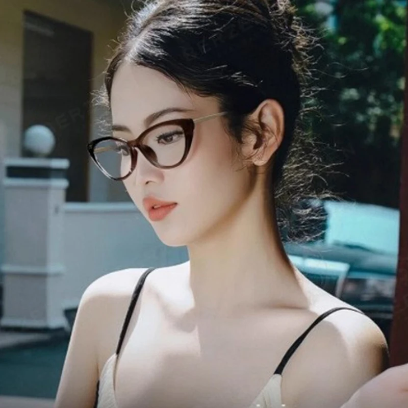 Light-sensitive Color-Changing Cat Eye Style Retro Trendy Non-Face Slimming Flat Light Glasses High-End Myopia Glasses 6105
