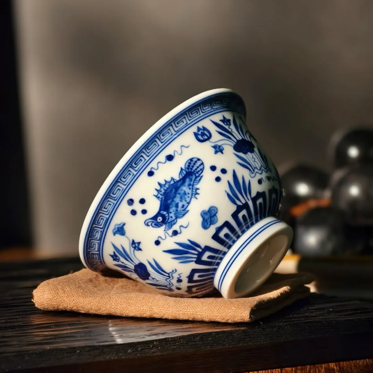 Jingdezhen retro hand-painted blue and white fish and algae pattern pressure hand cup cover bowl pot bearing kit ceramic