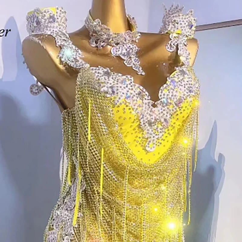 

Костюм для выступлений по латиноамериканским танцам для женщин: Элитное черное платье для румбы с белым цветочным декором на воротнике, индивидуальный пошив