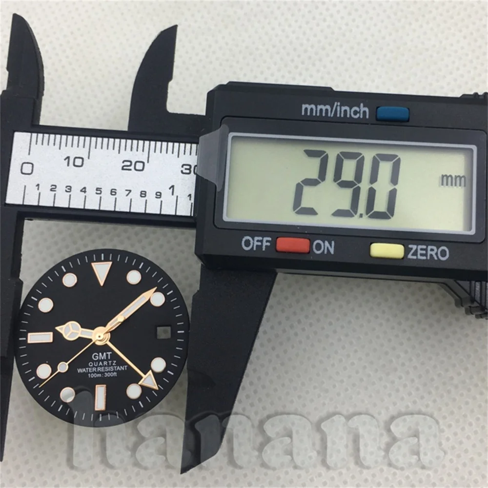 قرص ساعة كوارتز 29 ملم قرص أبيض وأسود مع أيدي مقترنة بحركة كوارتز RONDA 515 GMT وإضاءة خضراء C3