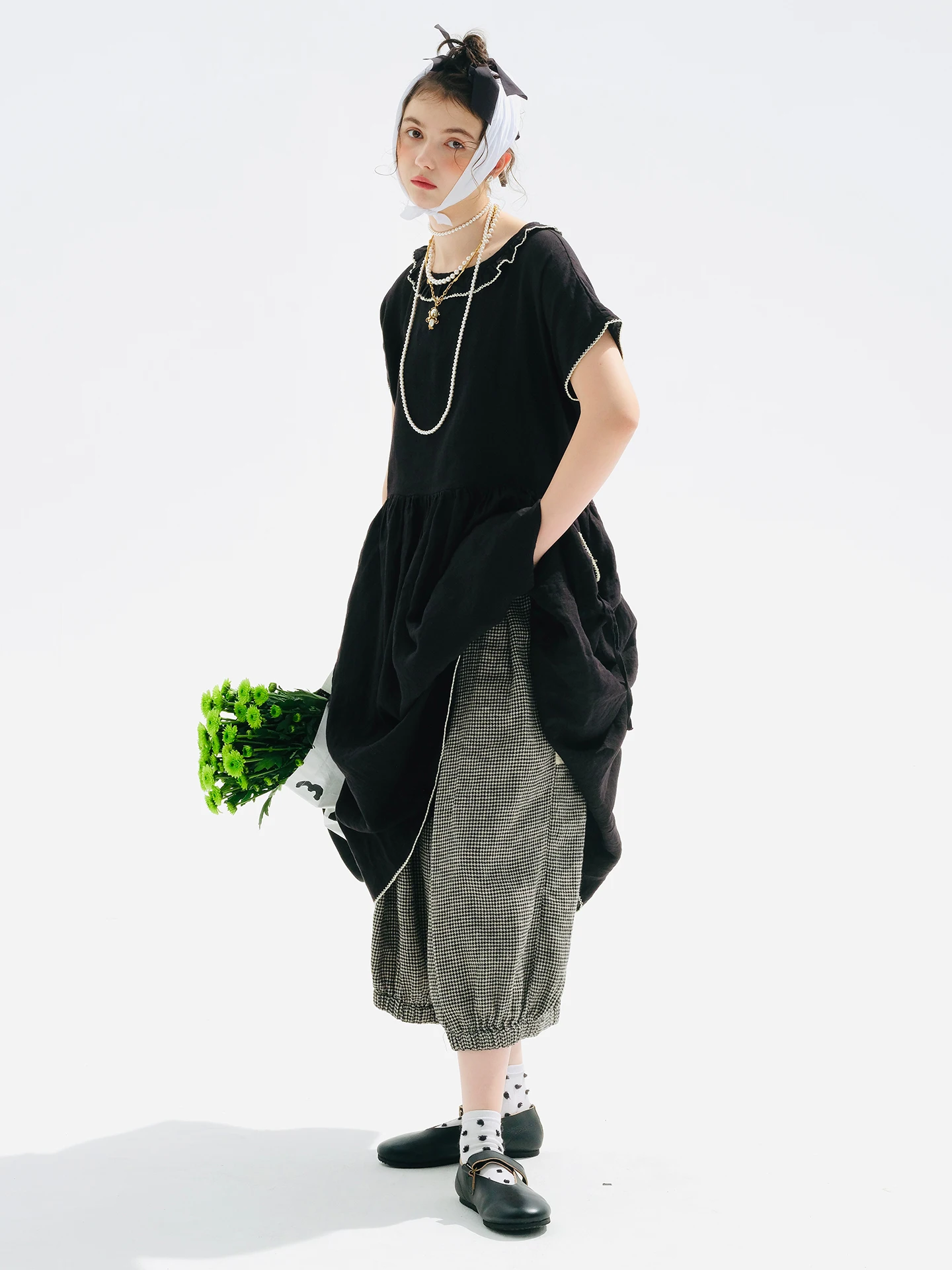 Czarna damska sukienka midi z krótkim rękawem i białymi przeszyciami oraz kieszeniami Casualowa sukienka o luźnym kroju 255200