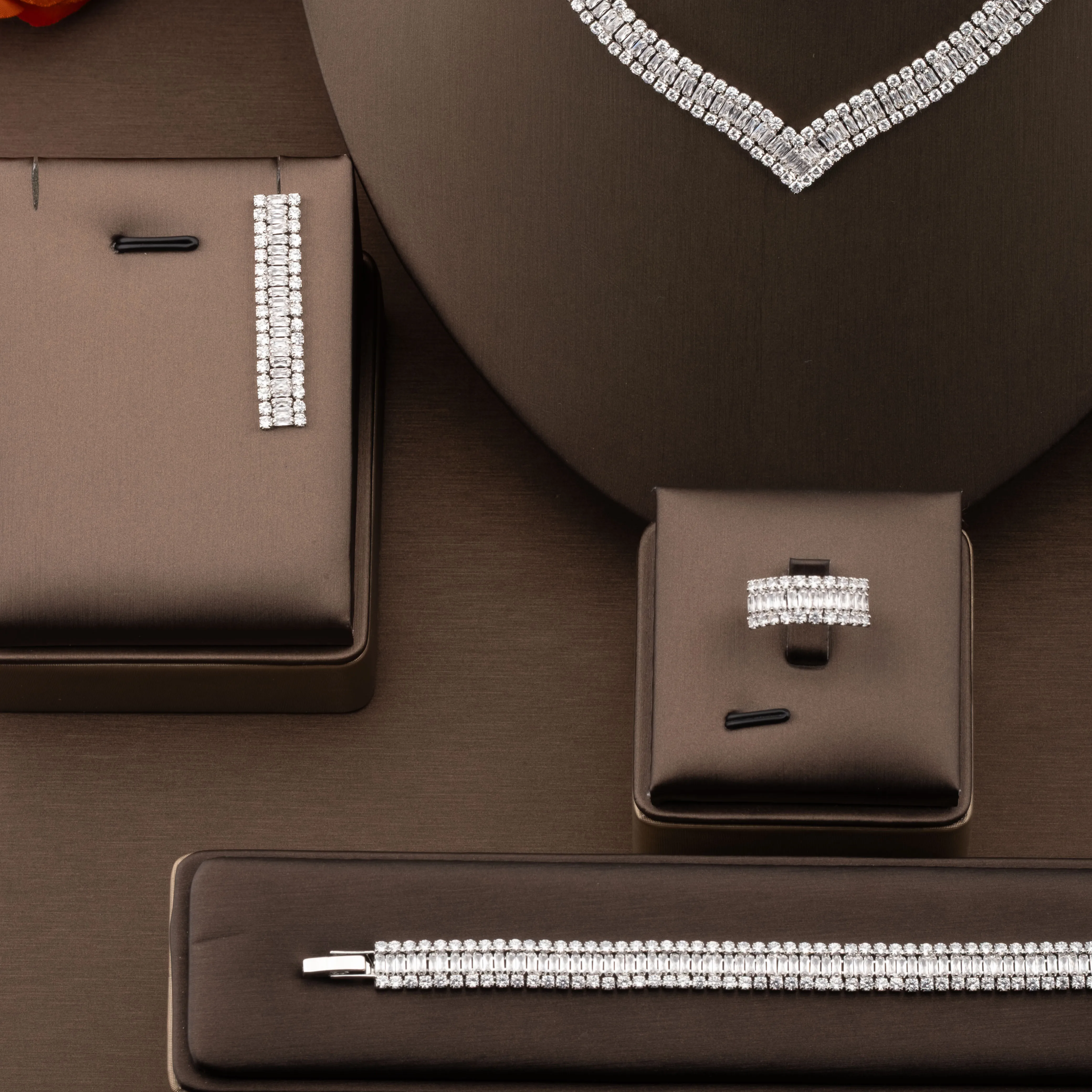 1 Set of Luxurious and Elegant Jewelry Set with Sparkling Cubic Zirconia V-Neck Design, Suitable for Women to Wear at Weddings and Banquets