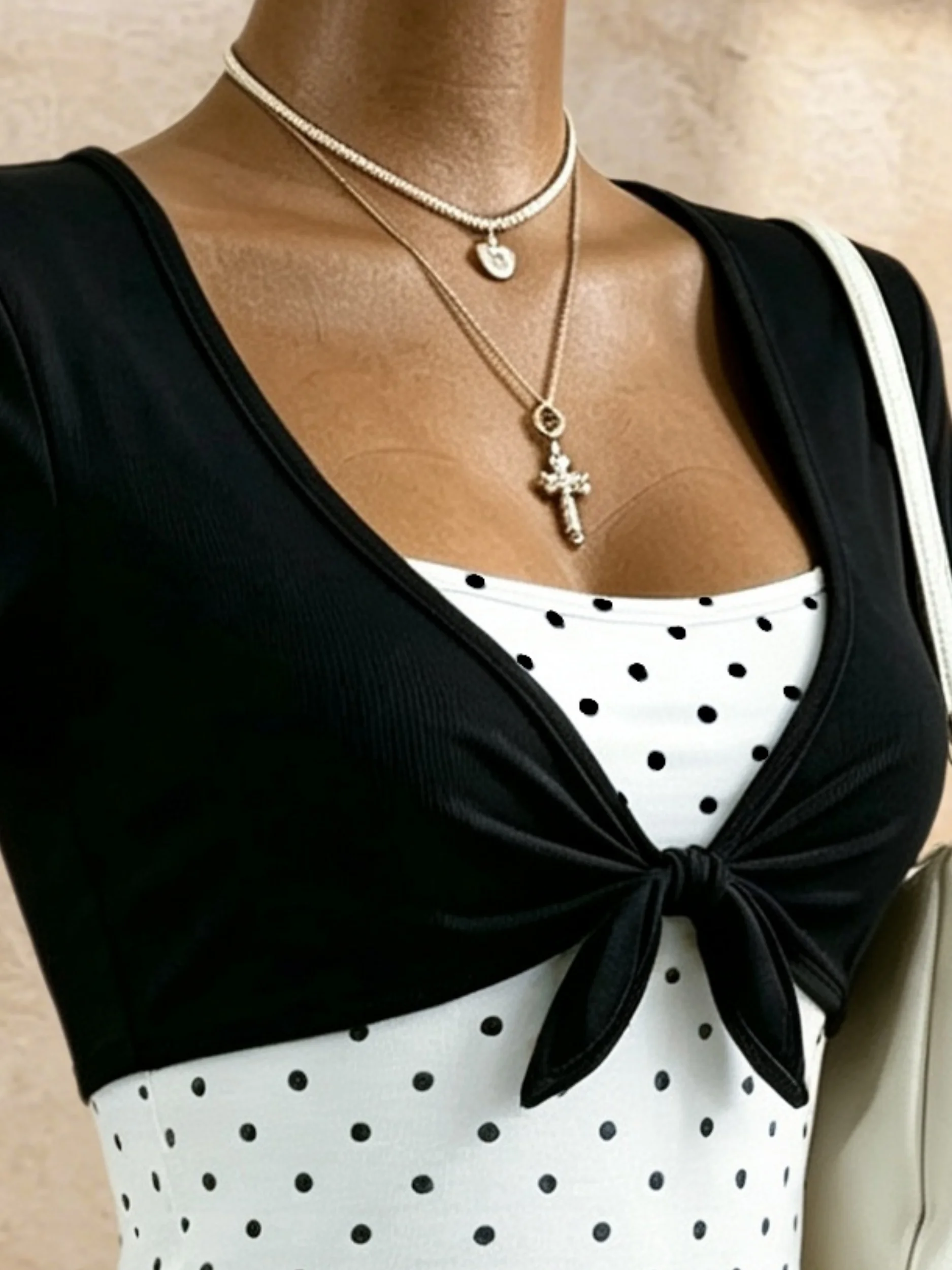 Damen-Outfit, bestehend aus zwei Teilen: kurzes Oberteil mit kurzen Ärmeln und vorne gebundenem Kragen sowie einem Tanktop mit Polka-Dot-Muster, figurbetont, lässig, für den Alltag und zum Ausgehen, zweiteiliges Oberteil. – Detail 5