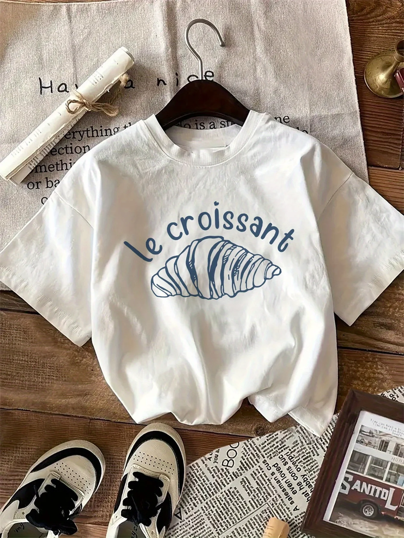 

Croissant and letter print short-sleeved T-shirt casual and versatile style suitable for women's daily and outing wear