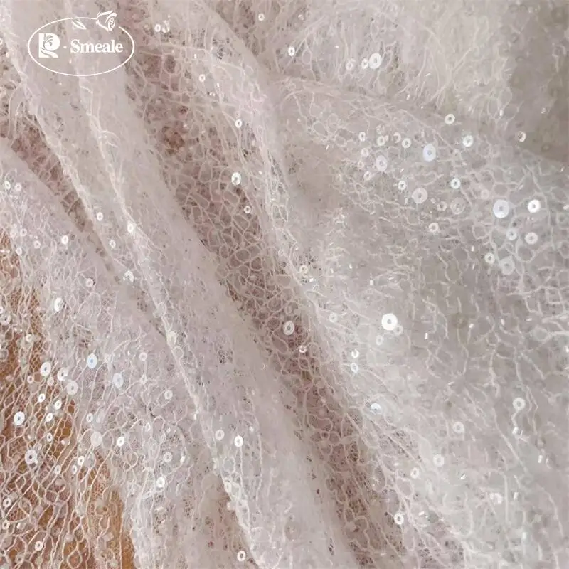 3 Yards. Weiße Perlen, Glitzernde Pailletten, Spitzenstoff. Luxuriöses Abendkleid aus französischer Spitze. Hochwertige Maßanfertigung für Braut- und Hochzeitskleider. – Detail 5