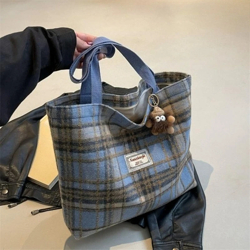 

Large-Capacity Plaid Commute Bag, New Retro Versatile Woolen Shoulder Tote for Work & Daily Commute