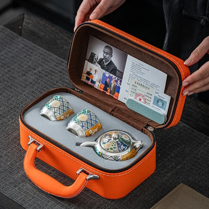 

Китайский высококачественный позолоченный серебряный чайный сервиз кунг-фу, керамический чайник ручной работы и кожаный подарочный набор чашек