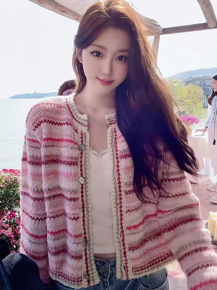 เสื้อสเวตเตอร์ถักลายทางสีชมพูสำหรับผู้หญิง สไตล์อ่อนโยน รุ่นสลิม 2025 สำหรับฤดูใบไม้ร่วง ทรงหลวม สวมใส่สบาย เหมาะสำหรับใส่ในชีวิตประจำวัน