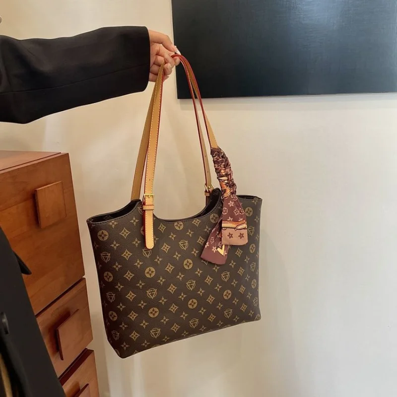 

Ladies Tote Bag Made Of Jasmine-Patterned Leather Featuring Trendy Vienna Casual Lightweight Soft Daily Look