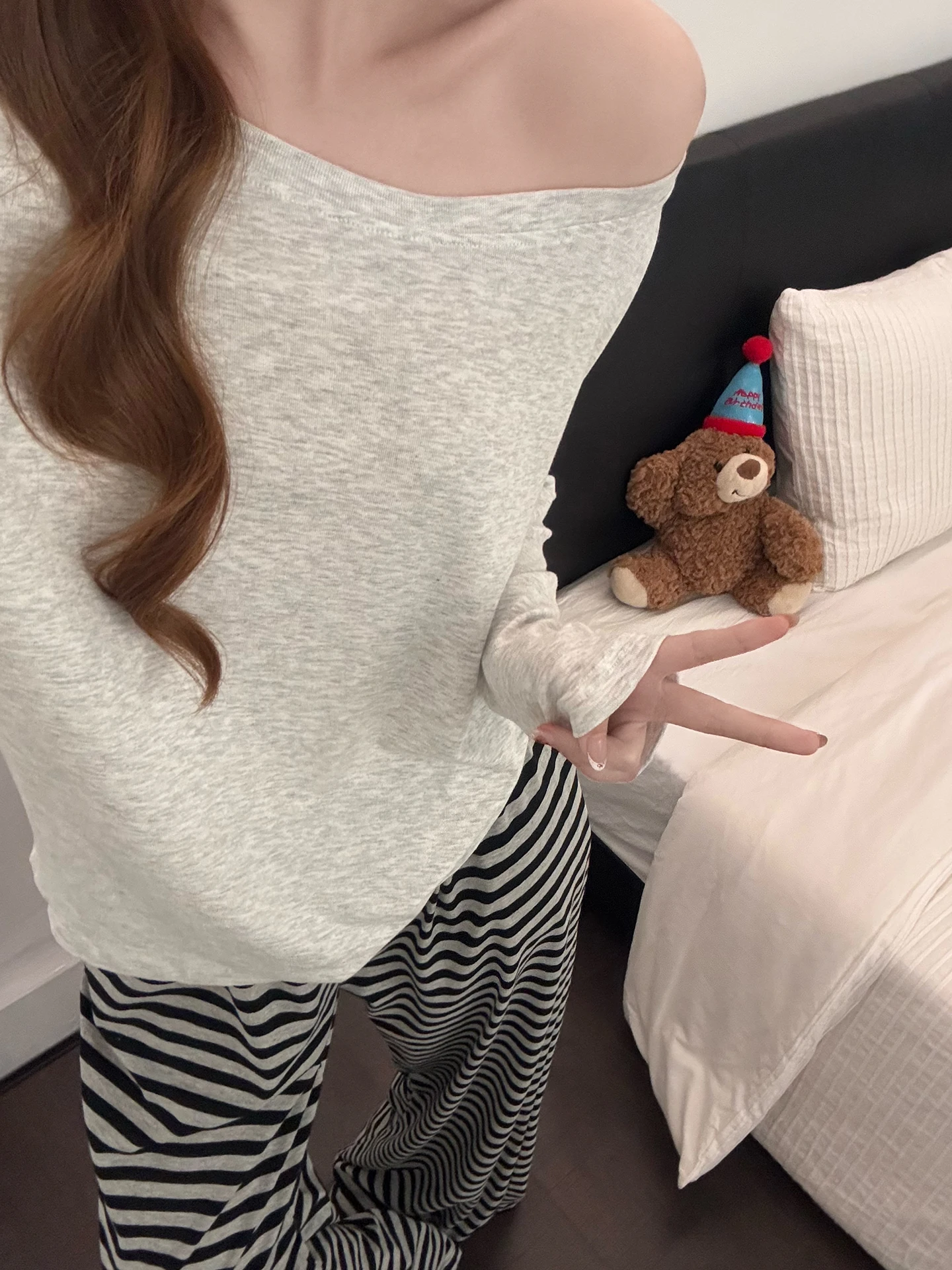 

Корейский стиль Pure Desire: женский комплект с открытыми плечами, весенне-осенний, новый, из хлопка, с длинными рукавами и длинными брюками, повседневный, удобный.