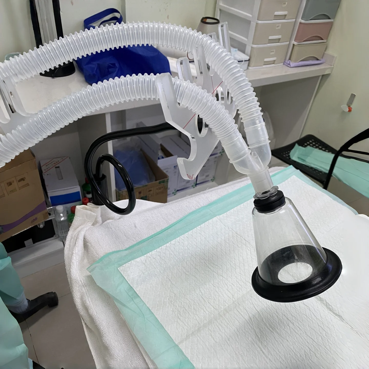 Universal support for respiratory circuit pipe of anesthesia machine
