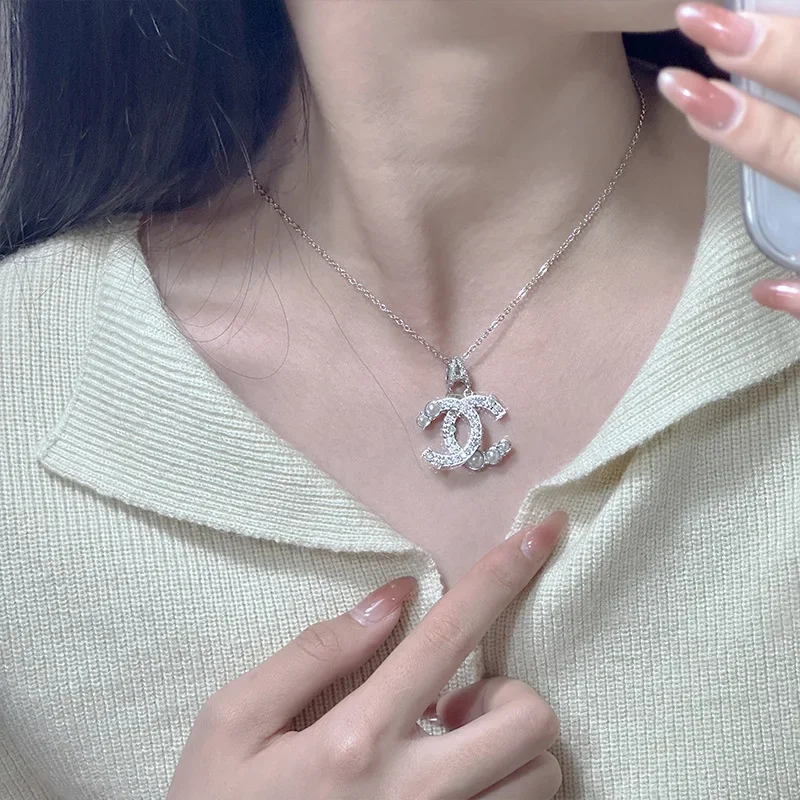 Estilo MDL Moissanit1 con un poco de lujo, diamantes y collar doble C, chapado en oro de 18 quilates, pendientes dobles de perlas.