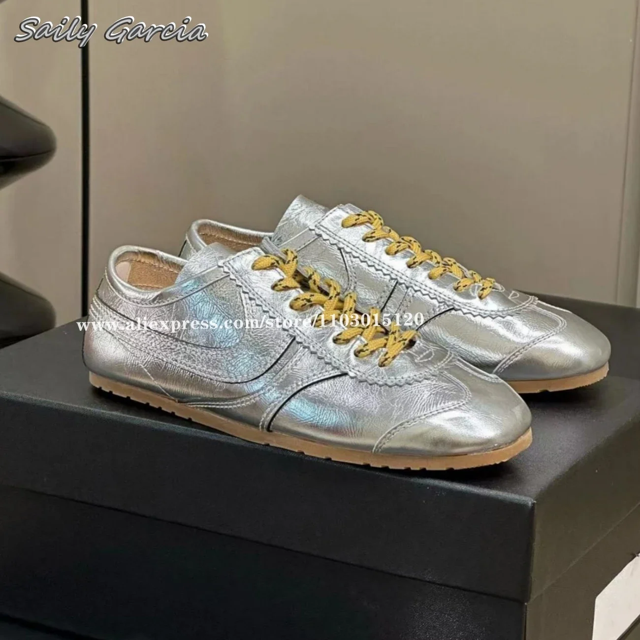 

Кроссовки из натуральной кожи, на шнуровке, с круглым носком