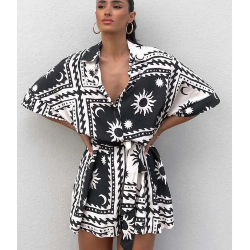 Celana Pendek Satu Potong Wanita Lengan Pendek Motif Musim Panas Adalah Celana Pendek Satu Potong Liburan Wanita Kasual Longgar Bertali Seksi Modis