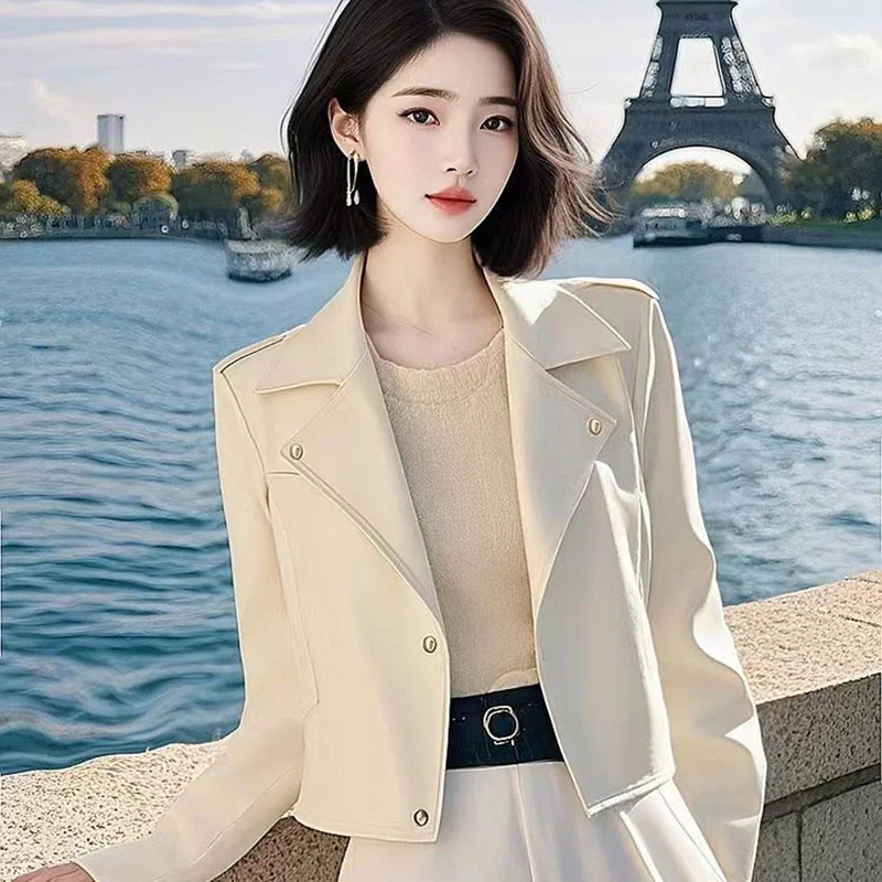 เสื้อแจ็คเก็ตหนัง PU สั้นสไตล์เกาหลี ดีไซน์สวยสำหรับผู้หญิง ปี 2026 รุ่นใหม่ อเนกประสงค์ ใส่ได้ทั้งฤดูใบไม้ผลิและฤดูใบไม้ร่วง เสื้อโค้ทหนังสีขาว สไตล์นักขี่มอเตอร์ไซค์