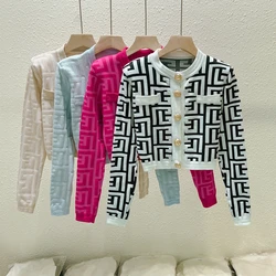 Cardigan en tricot avec lettre Jacquard pour femmes, de haute qualité, à la mode, Vintage, automne, boucle en métal, épaulettes, Cardigan, veste, manteau