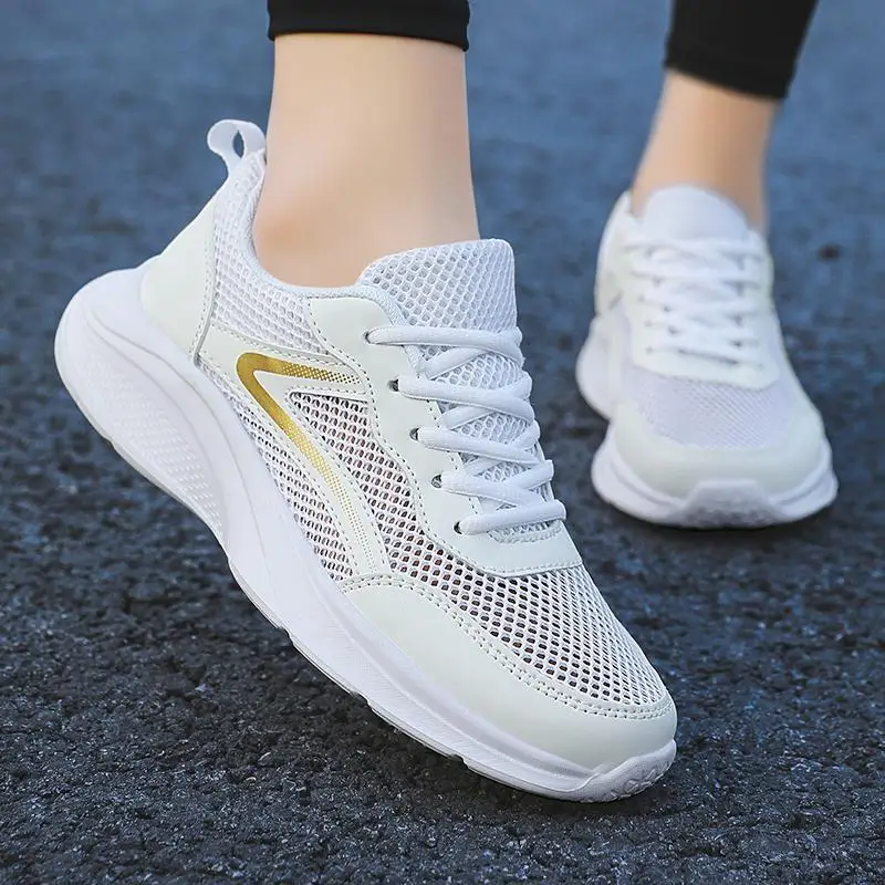 Zapatos informales de malla hueca para mujer, zapatillas ligeras suaves y transpirables, zapatillas planas con plataforma para viaje deportivo, tendencia coreana, verano, 2024