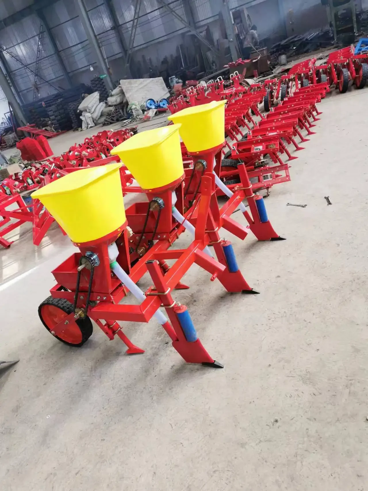 Farming equipment corn Maize seed soybean and vegetable planter Fertilizer applicator with diesel tractor