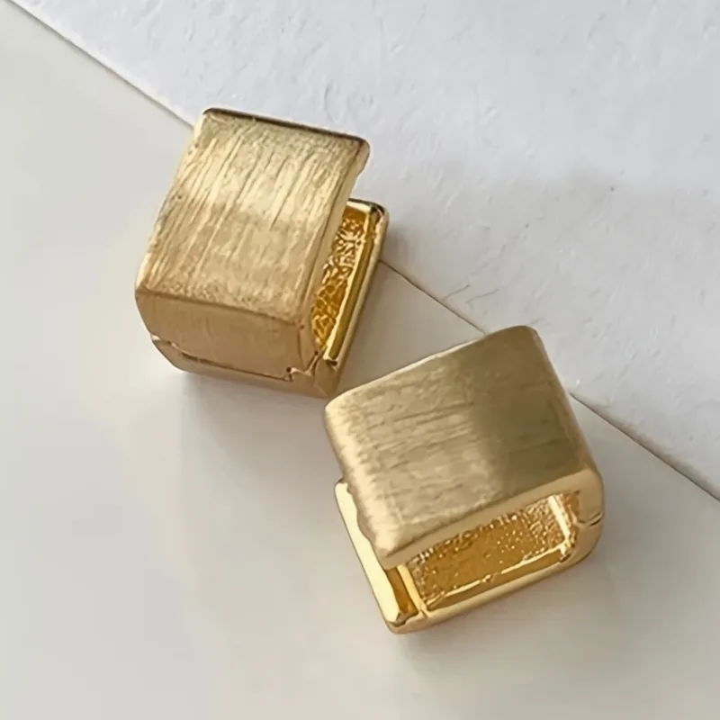 Klassische quadratische, handgeschnitzte, glänzende Creolen für Damen, goldfarben, geometrisches Metall, für den Alltag und Partys