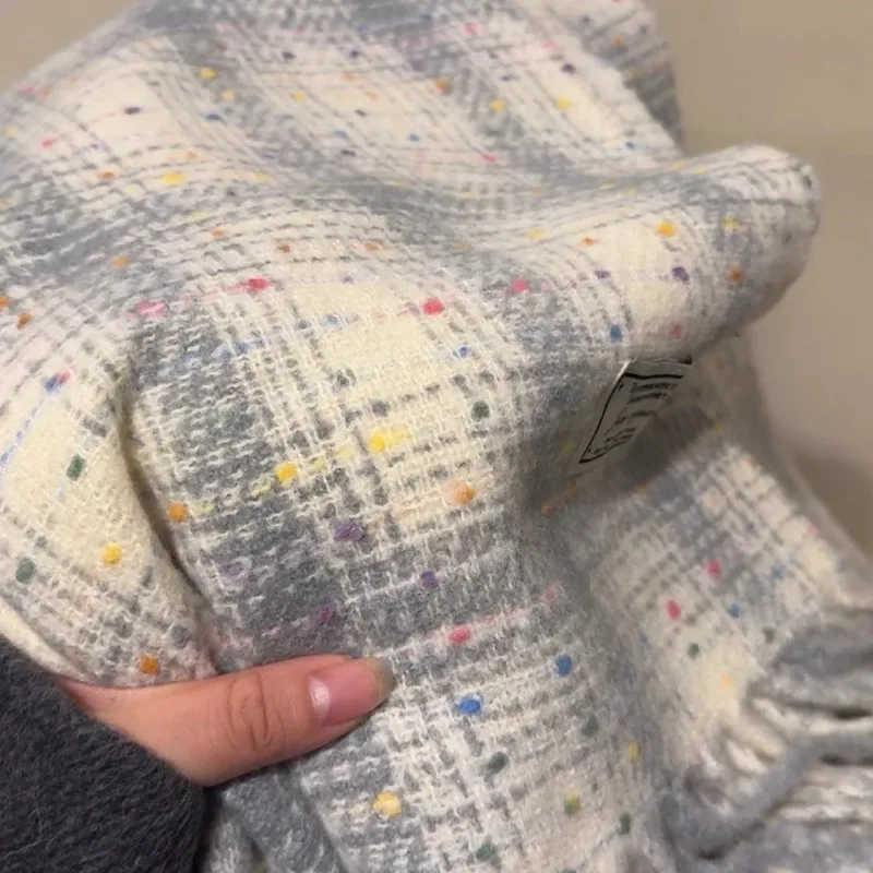 وشاح نسائي شتوي 2025 جديد لخريف وشتاء دافئ على الطراز الكوري مشاعر راقية جو الطالب نمط شبكي أبيض