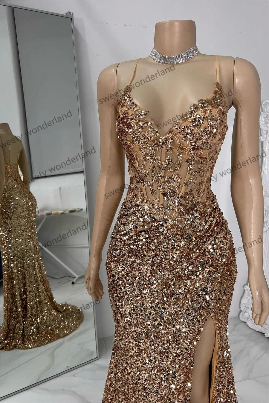 فساتين سهرة مطرزة باللون الذهبي مع شق حورية البحر vestidos de noche أشرطة سباغيتي فستان حفلة موسيقية مخصص لحفلات الزفاف