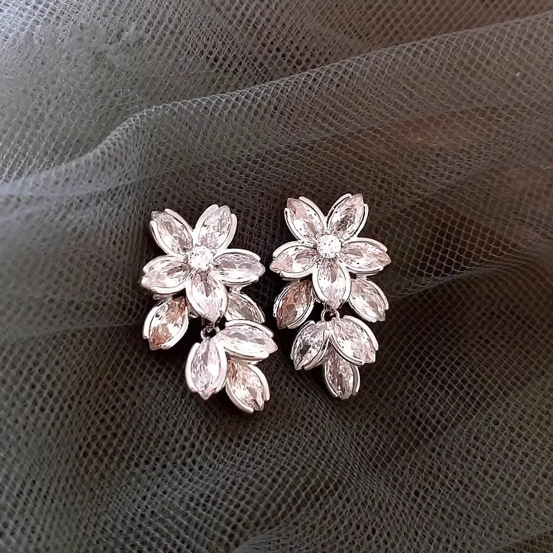 Exquisite Flower and Leaf Earrings for Women Fashionable Individuality Daily Accessory Party Jewelry Anniversary Birthday Gifts