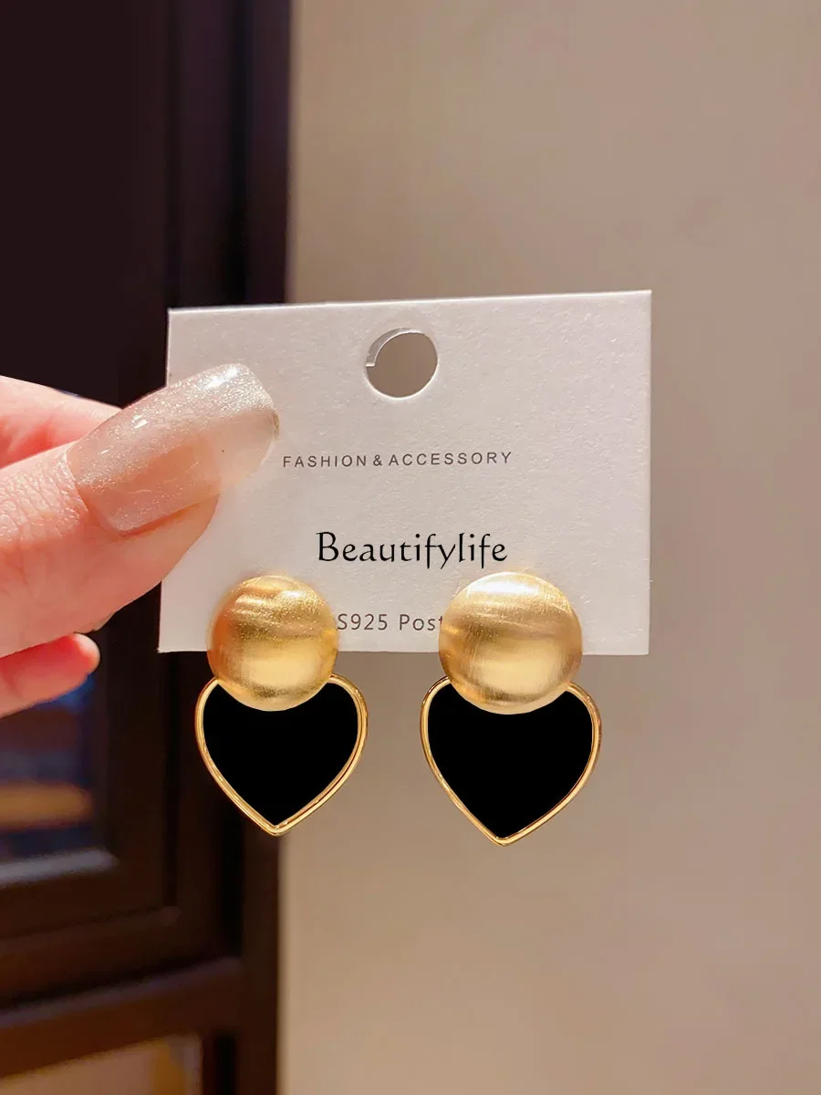 

Premium retro black metal brushed love earrings femininity cold wind studs