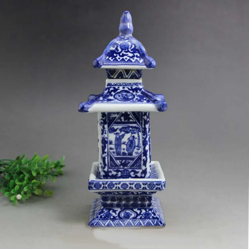 

Старинная сине-белая фарфоровая банка в старинной китайской пагоды