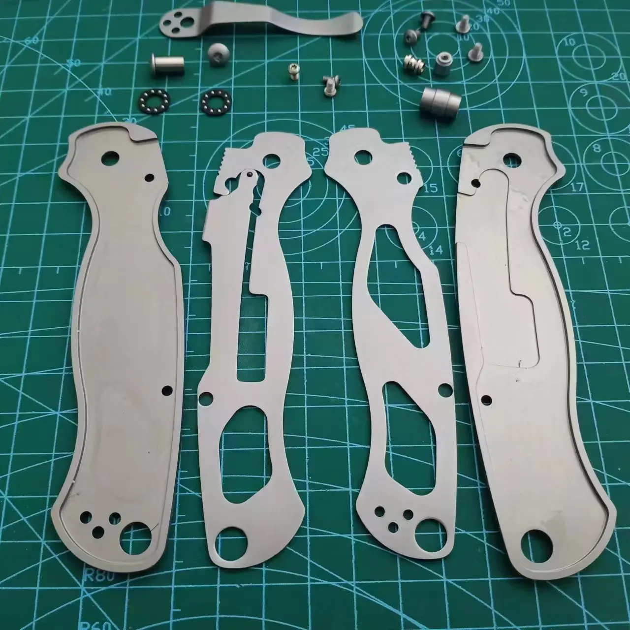 1 set di bilance con manico in lega di titanio su misura + lama in acciaio inossidabile 14C28N per Spyderco C81