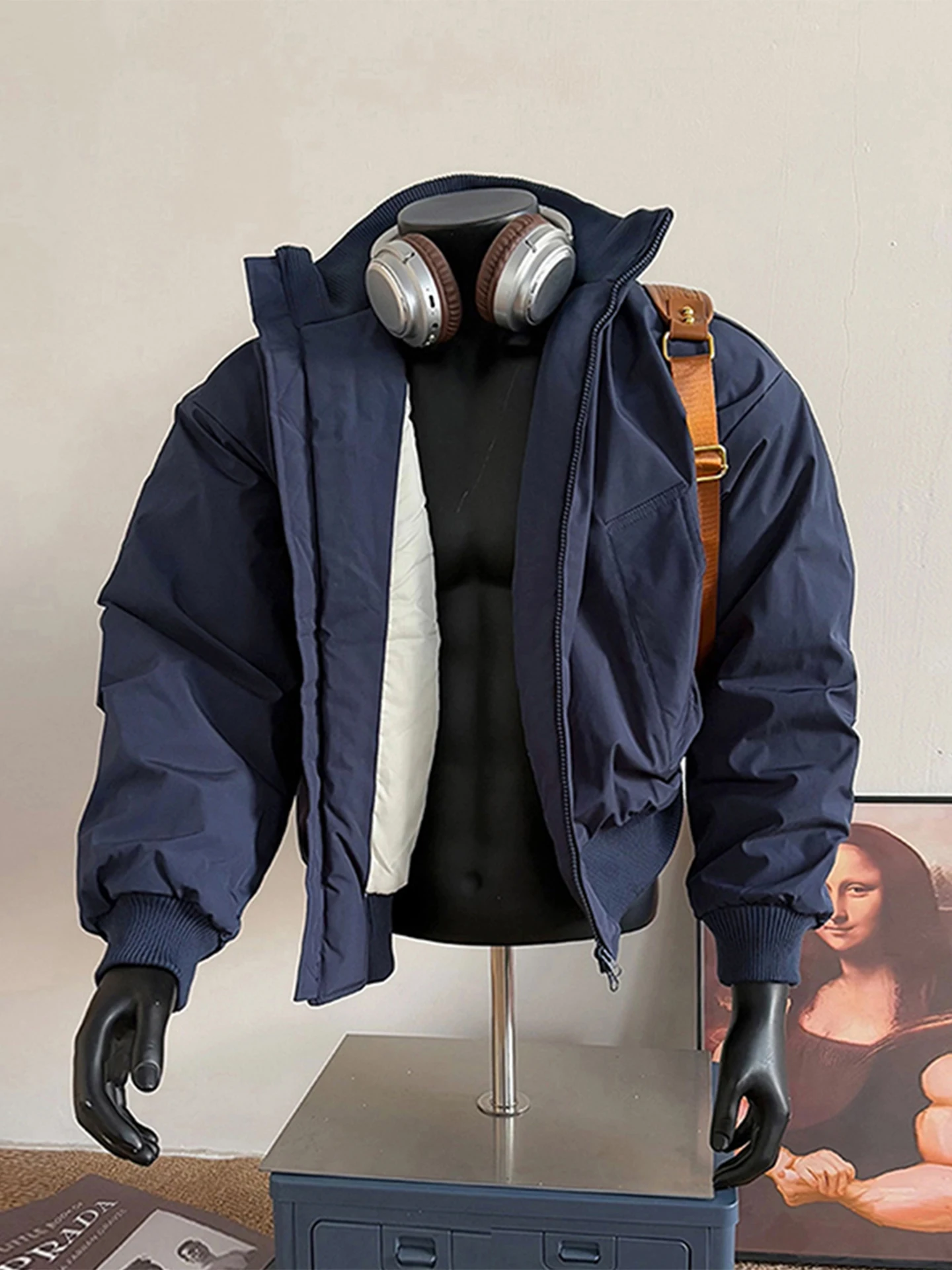 

Утепленная хлопковая куртка-бомбер для мужчин, зимняя, в американском стиле, с воротником-стойкой, бейсбольная куртка, защита от холода, молодежная, повседневная, с длинными рукавами, из чистого хлопка.