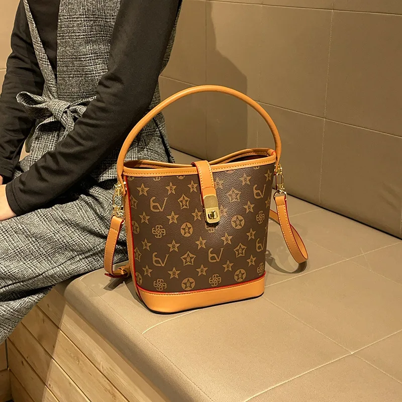 

2026 Новый сезон, сумка-ведро с буквенным принтом, модная универсальная женская сумка через плечо на одно плечо