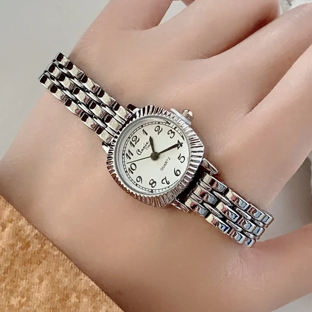นาฬิกาข้อมือผู้หญิง หน้าปัดเรียบง่าย ระบบอนาล็อก ควอตซ์ สายโลหะผสม สไตล์ลำลอง สีทอง สีเงิน ของขวัญ นาฬิกาผู้หญิง