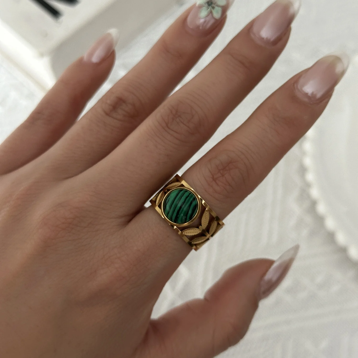 Vintage Naturstein Edelstahl-Ringe für Damen und Herren Trendige Vergoldete Hohle Geometrische Ringe Finger-Accessoires Schmuck