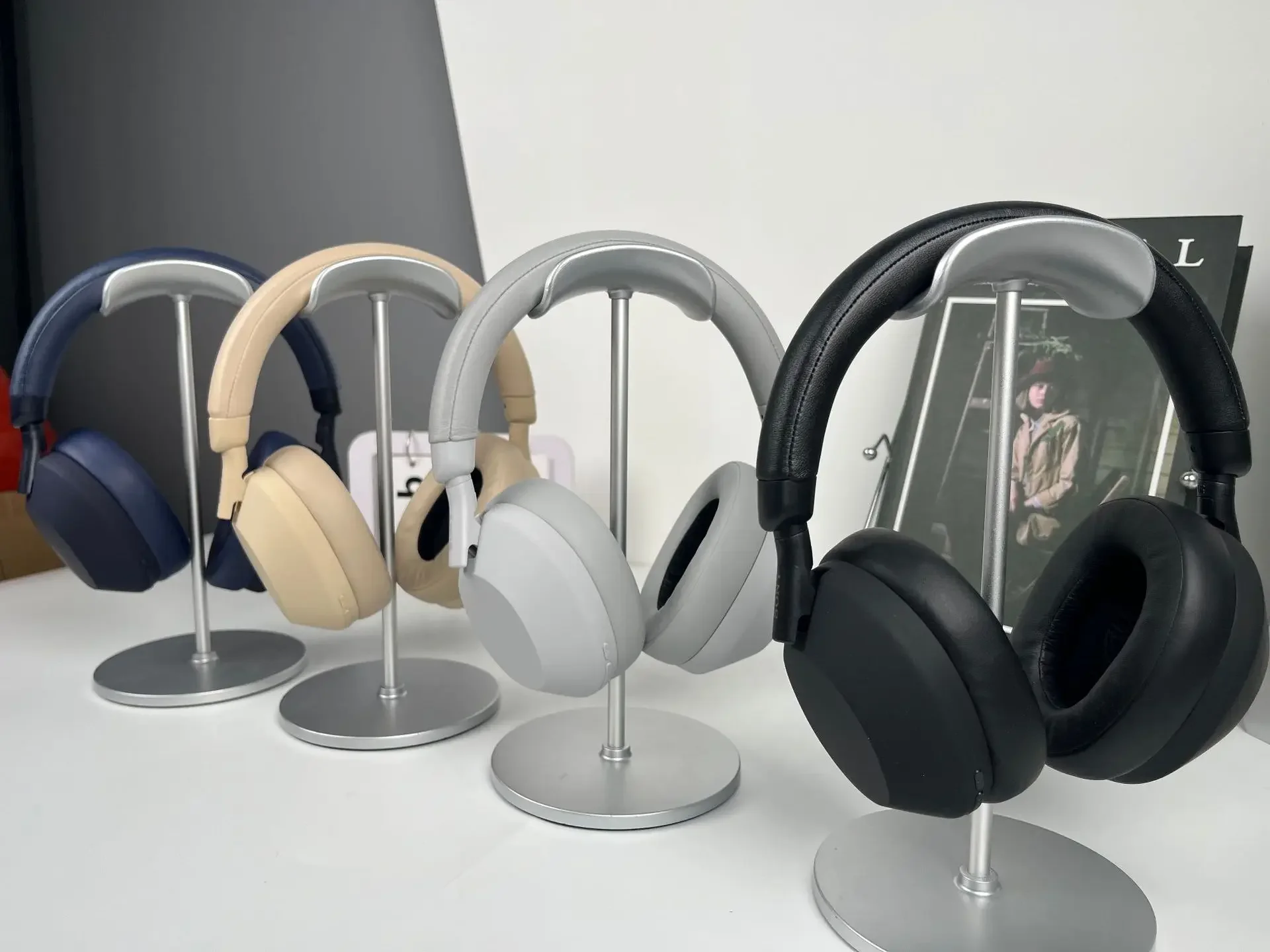 Gli auricolari wireless Bluetooth includono auricolari Bluetooth per comunicazione, sport e giochi