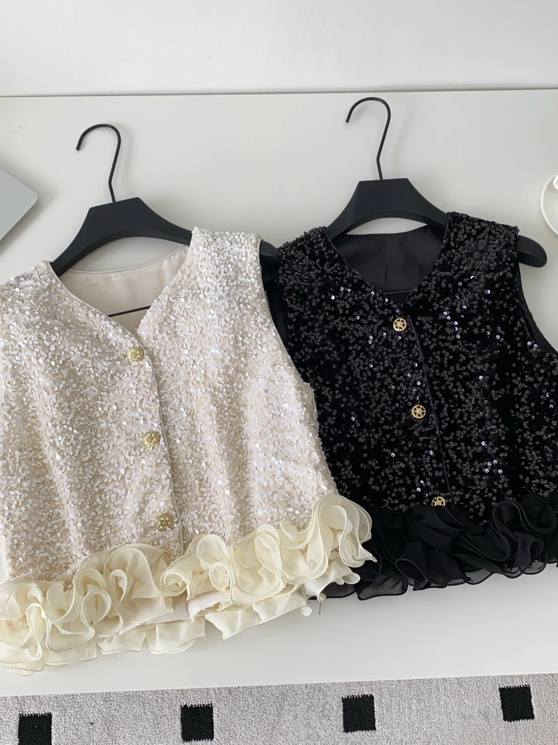 

Faionable Patchwork Sequin V-Ne Svel Vest Women's Autumn Versatile High-End Feel Outerwear Commute Sle Single Button