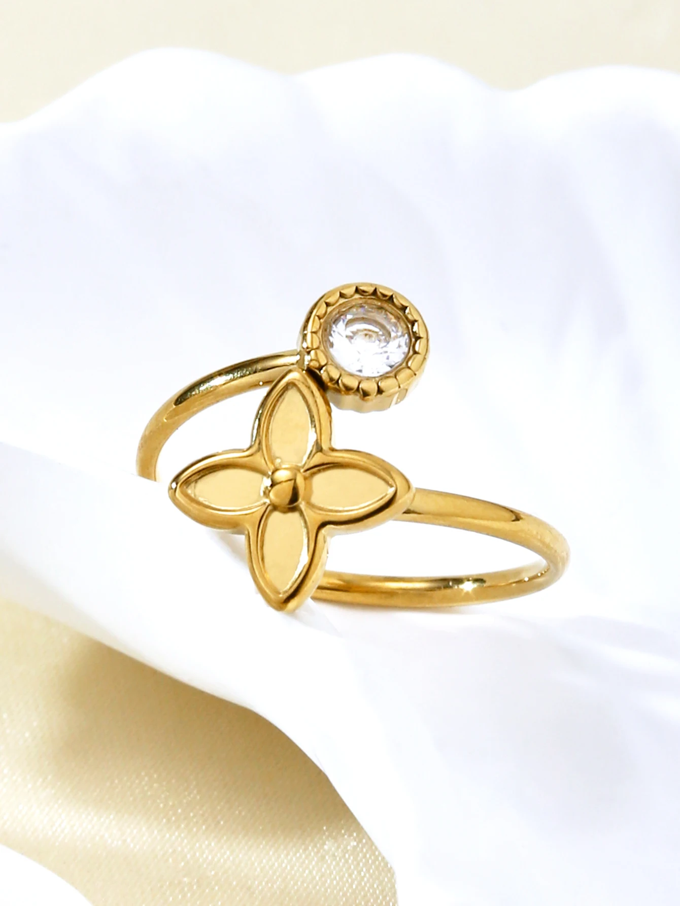 Ins Fashion مزاجه الرجعية الفولاذ المقاوم للصدأ 18K مطلية بالذهب مع الماس جولة أربع أوراق البرسيم زهرة خاتم الإناث