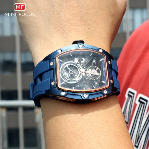 Imagen 2 del producto Reloj de pulsera MINI FOCUS para hombre, reloj mecánico automático resistente al agua negro a la moda con manecillas luminosas, correa de silicona, esfera Tonneau