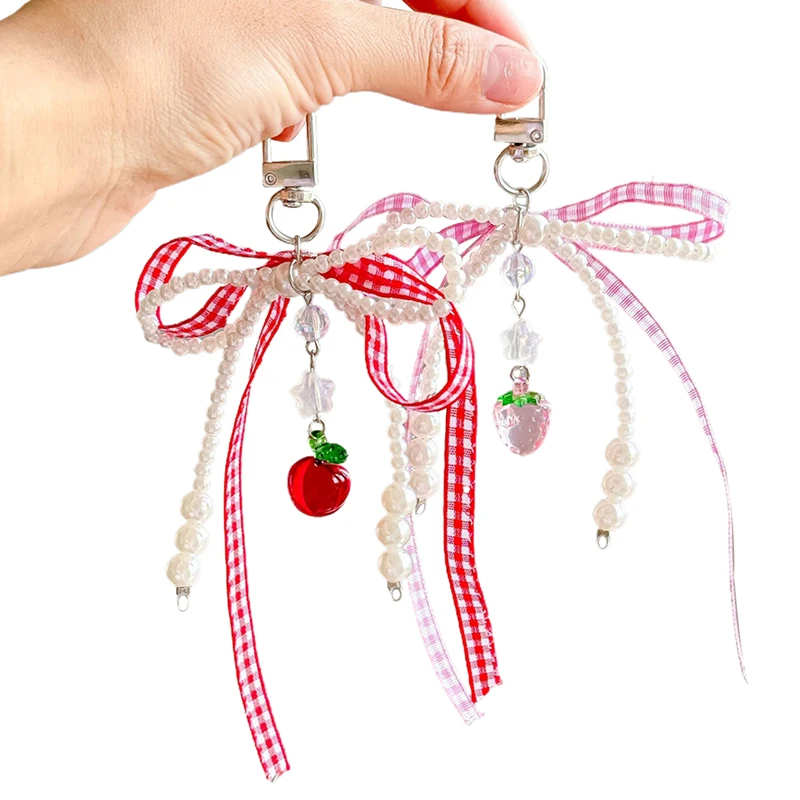 Einzigartiger Erdbeer-Charm-Anhänger, karierter Band-Schlüsselanhänger als Geschenk.