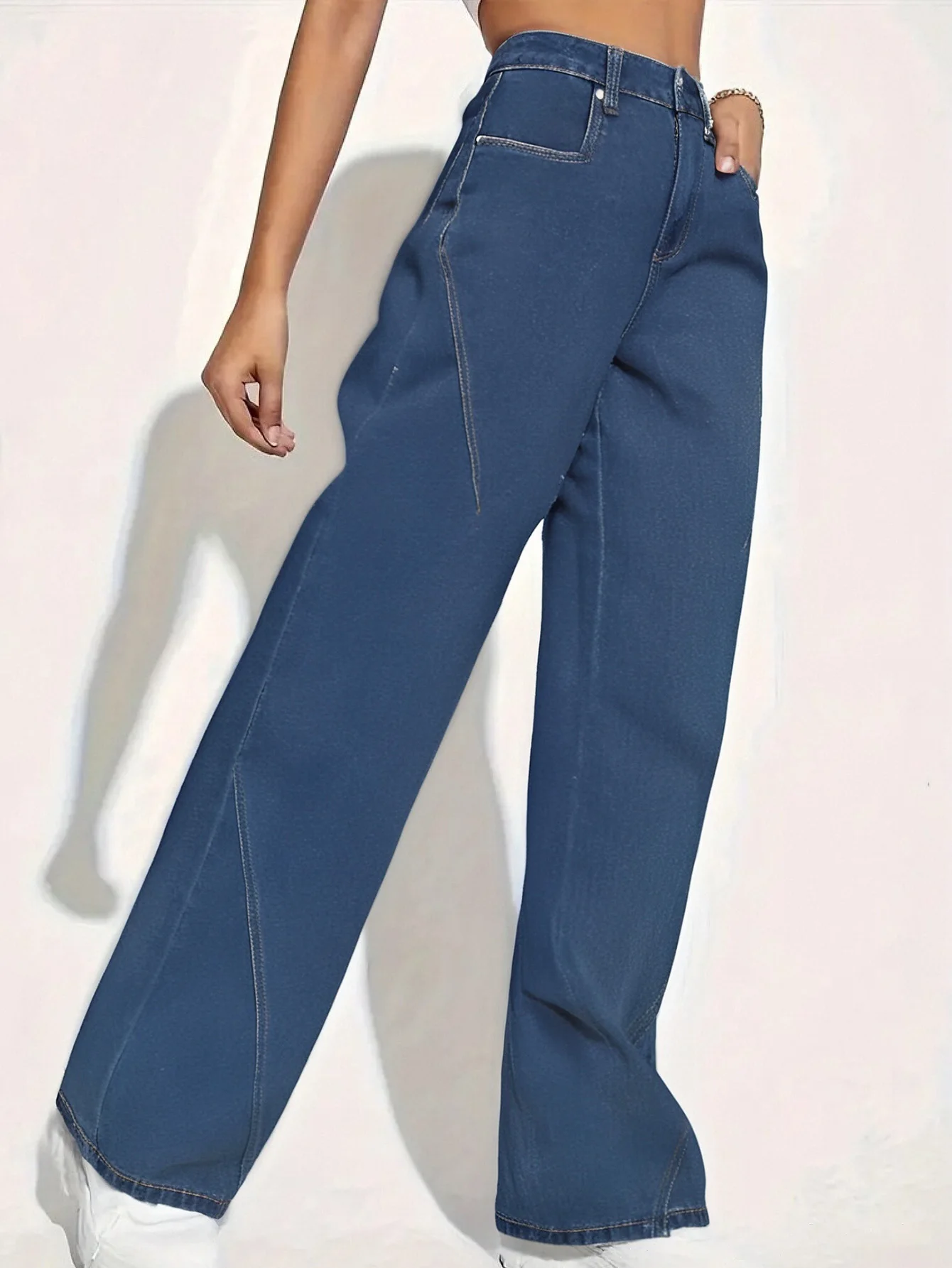 Jean en jean ample bleu foncé à jambes larges pour femme avec détails de couture