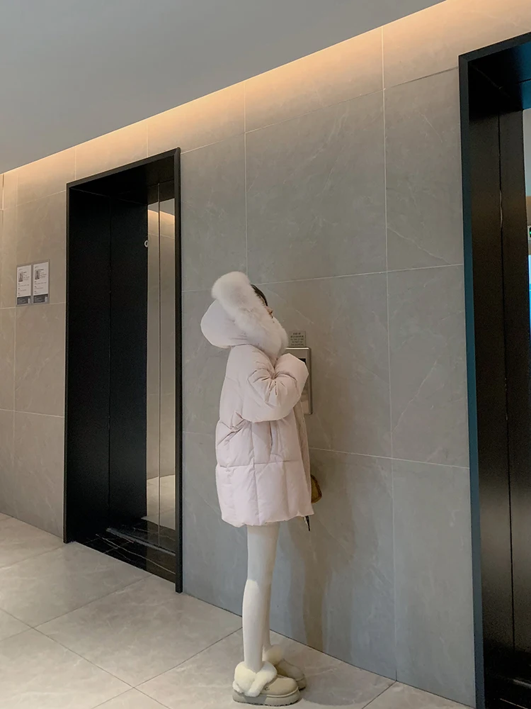 

Розовое пуховое пальто средней длины с капюшоном и воротником из натурального меха, новинка зимы, женское модное утепленное пальто из белого пуха