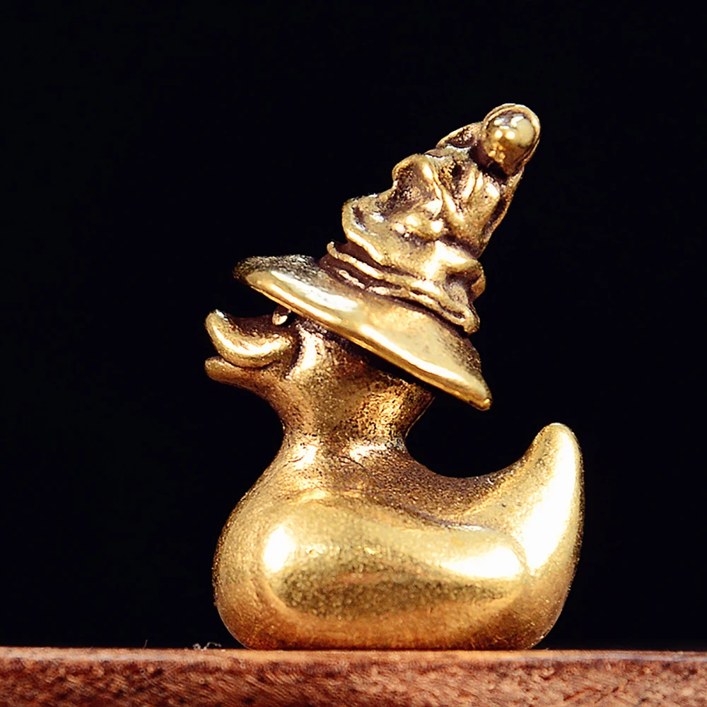 Mini Brass Duck Statue Cute Animal with Witch Hat Figurine Vintage Golden Craft Desktop Home Office Fengshui Decor Ornament Gift