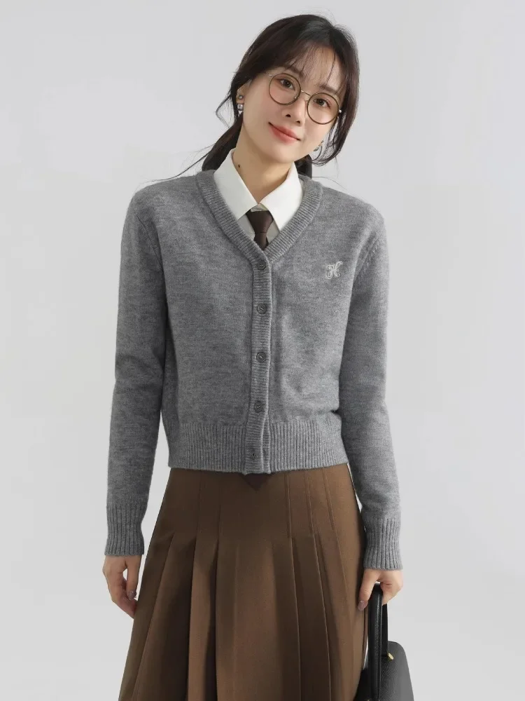 

Features a unique embroidered design with a vintage flair, perfect for creating an elegant yet youthful look.