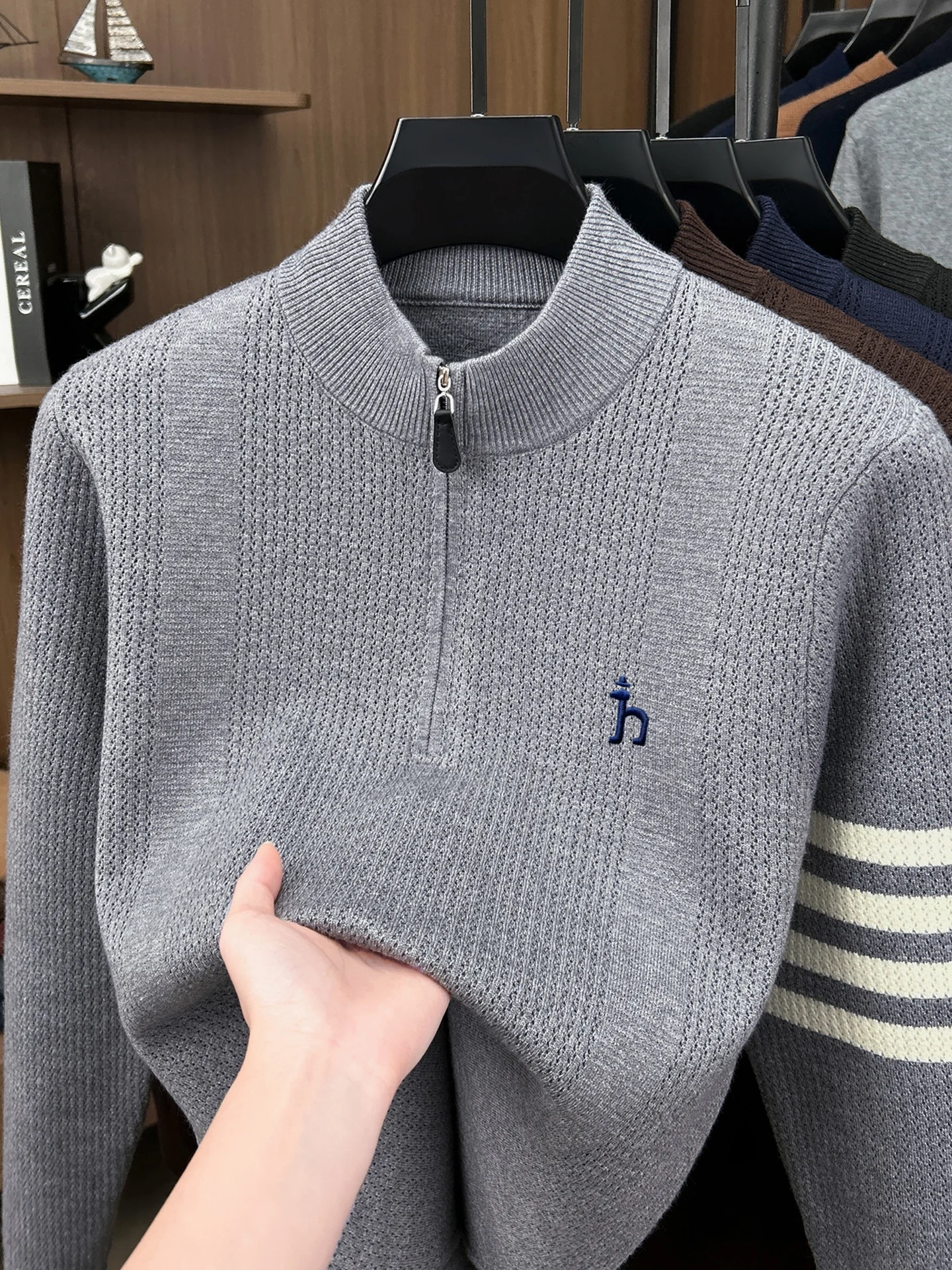 Hochwertiger Herrenpullover mit halbem Reißverschluss am Kragen, modisches Jacquard-Design, luxuriöse Marke, mit Hunde-Stickerei, lässiger Winterpullover, dick und warm gestrickt. – Detail 14